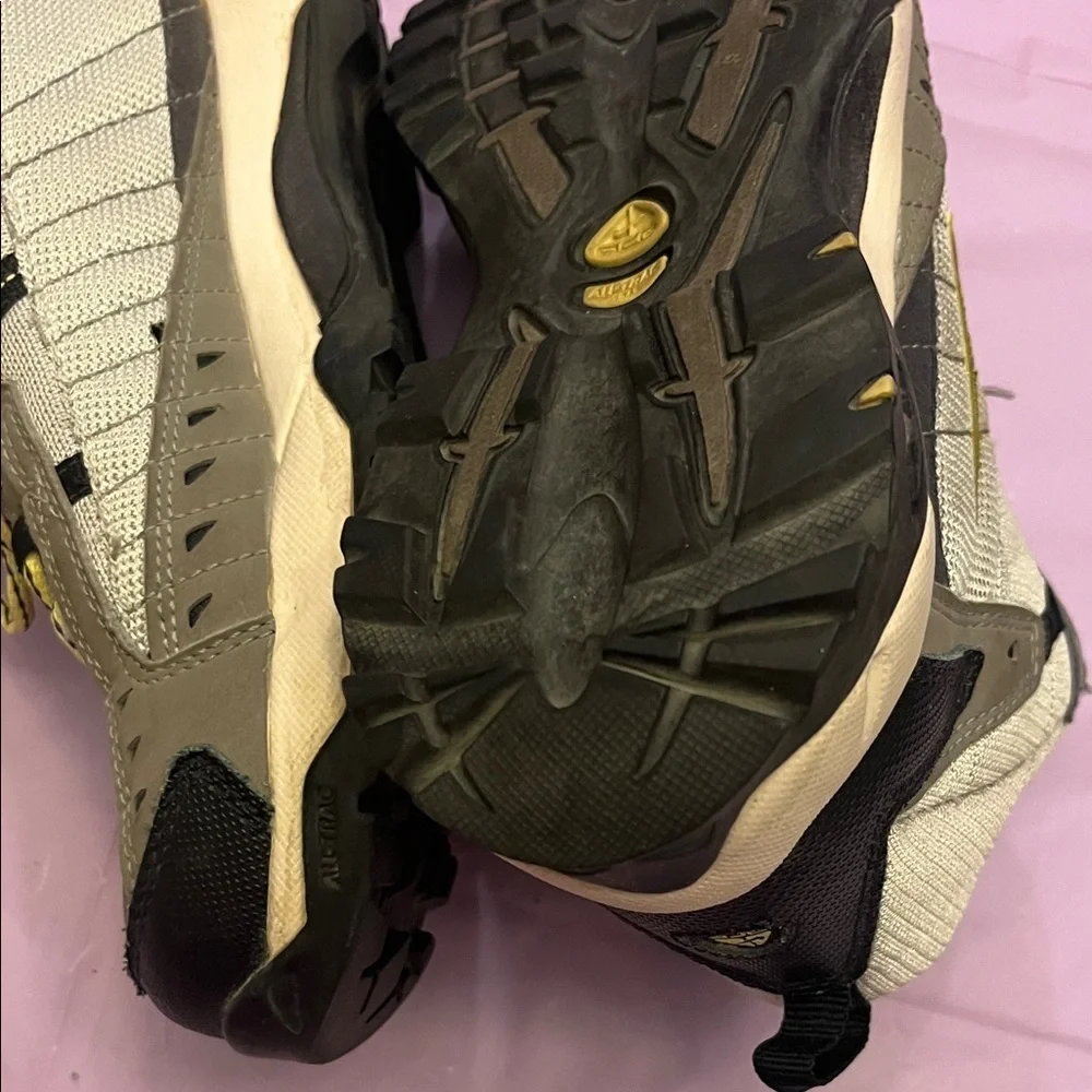 Nike Men's Beige and Brown Trail Boots with Yellow Accents size 8.5